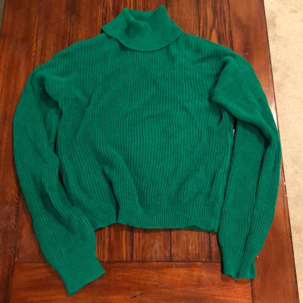 Green turtle neck sweater